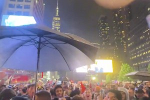 只能用疯狂来形容！尼克斯球迷庆祝胜利时候有多激情？视频封面
